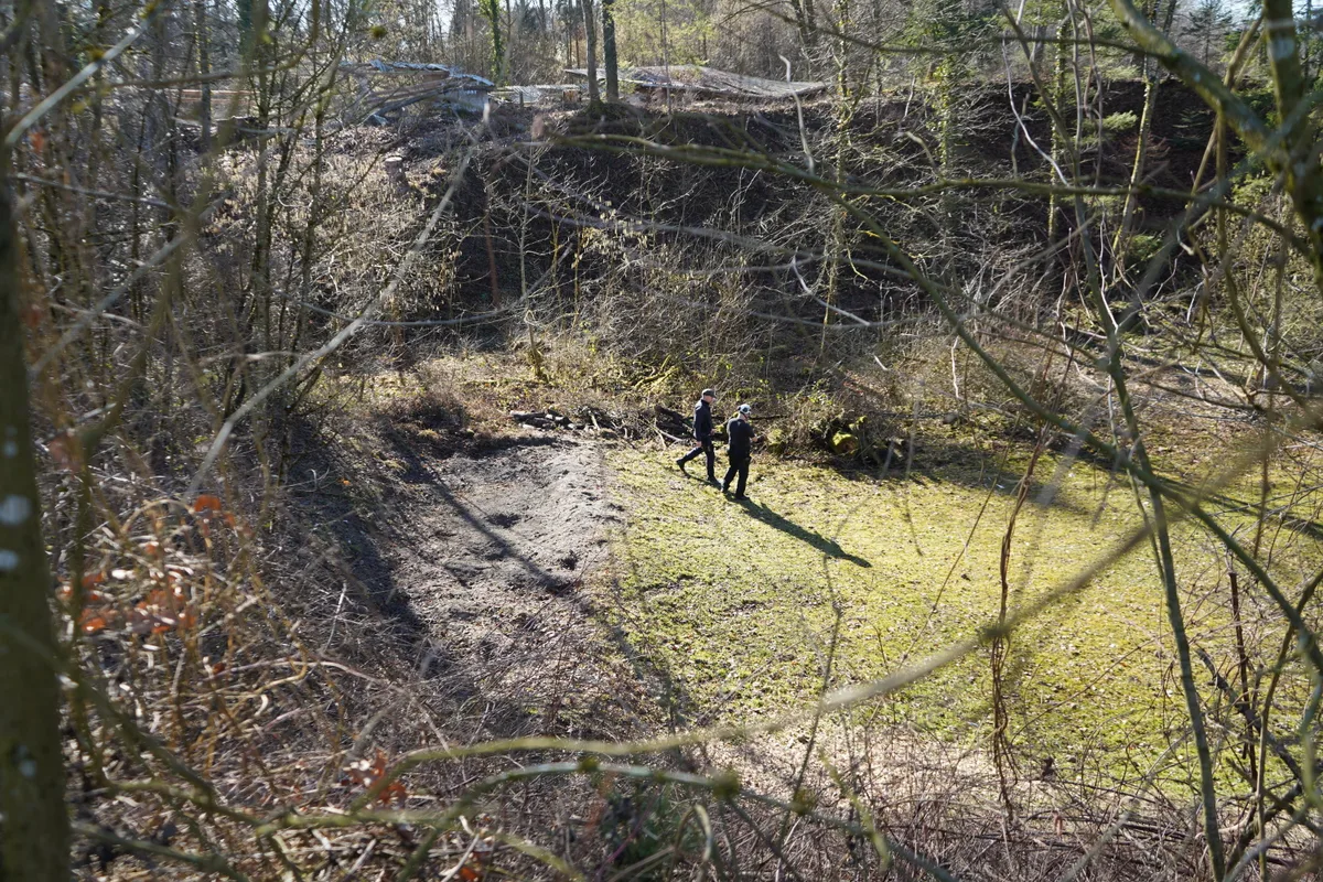 Spezialisten, die das Areal rund um den Krater abschreiten. 